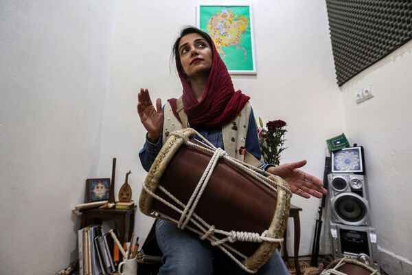 نگین حیدری، یکی از اعضای گروه موسیقی زنانه دینگو هنگام هنرنمایی در شهر بندرعباس ایران - اسپوتنیک ایران  