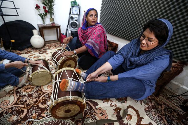 اعضای گروه موسیقی زنانه دینگو در شهر بندرعباس ایران - اسپوتنیک ایران  