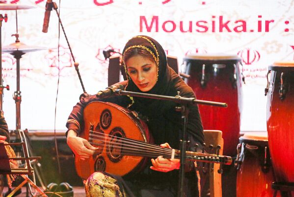 نوشین یوسف زاده ، یکی از اعضای گروه موسیقی زنانه دینگو هنگام هنرنمایی در شهر بندرعباس ایران - اسپوتنیک ایران  