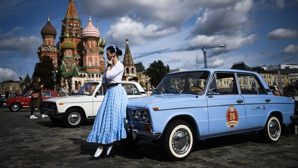 دختری در کنار ماشین ژیگولی قدیمی تولید شده در زمان شوروی - اسپوتنیک ایران  