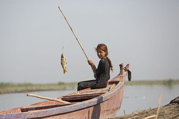 دختربچه عراقی در حال ماهیگیری - اسپوتنیک ایران  