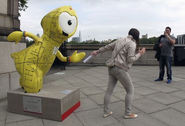 توریست در کنار مجسمه نماد بازی های المپیک در لندن - اسپوتنیک ایران  