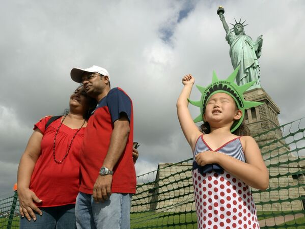 توریستی از مغولستان در کنار مجسمه آزادی در نیویورک - اسپوتنیک ایران  