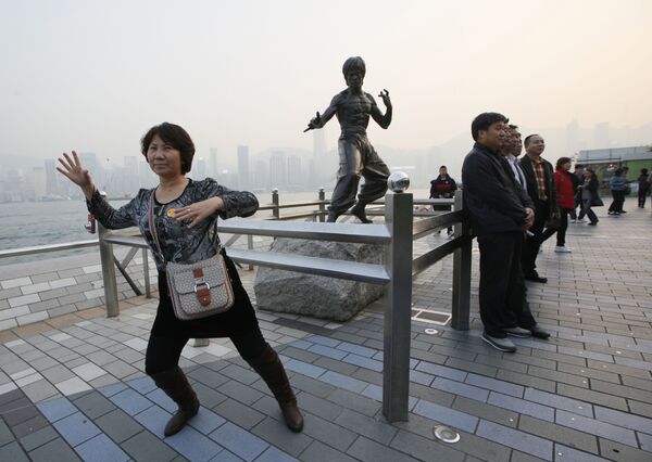 توریست ها در کنار مجسمه بروس لی در هنگ کنگ - اسپوتنیک ایران  
