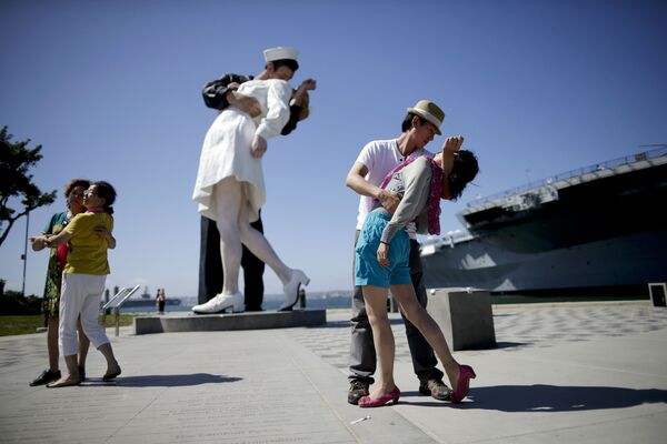توریست ها در کنار مجسمه معروف در سان دیگو عکس می گیرند - اسپوتنیک ایران  