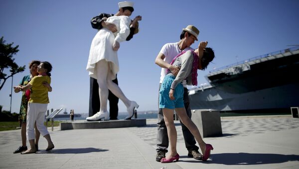 توریست ها در کنار مجسمه معروف در سان دیگو عکس می گیرند - اسپوتنیک ایران  