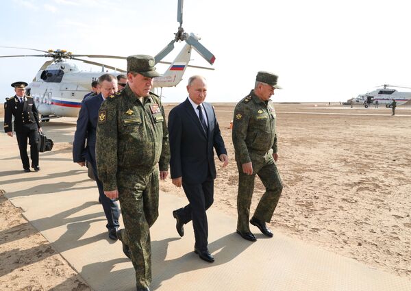 ولادیمیر پوتین رئیس جمهور روسیه در حال بازدید از منطقه نظامی ناحیه جنوبی در استان آستراخان در رزمایش «قفقاز ۲۰۲۰» - اسپوتنیک ایران  
