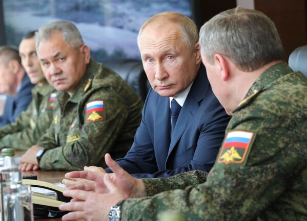 ولادیمیر پوتین رئیس جمهور روسیه در حال بازدید از منطقه نظامی ناحیه جنوبی در استان آستراخان در رزمایش «قفقاز ۲۰۲۰» - اسپوتنیک ایران  