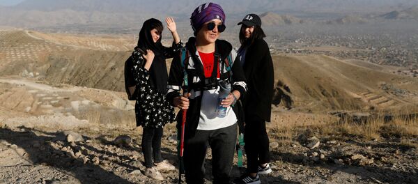 فاطمه سلطانی، دختر 18 ساله افغان و دیگر اعضای تیم کوهنوردی Hikeventures هنگام تمرینات در کوه های اطراف کابل فاطمه سلطانی، دختر 18 ساله افغان و دیگر اعضای تیم کوهنوردی Hikeventures هنگام تمرینات در کوه های اطراف کابل - اسپوتنیک ایران