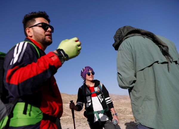 فاطمه سلطانی، دختر 18 ساله افغان و دیگر اعضای تیم کوهنوردی Hikeventures هنگام تمرینات در کوه های اطراف کابل  - اسپوتنیک ایران  