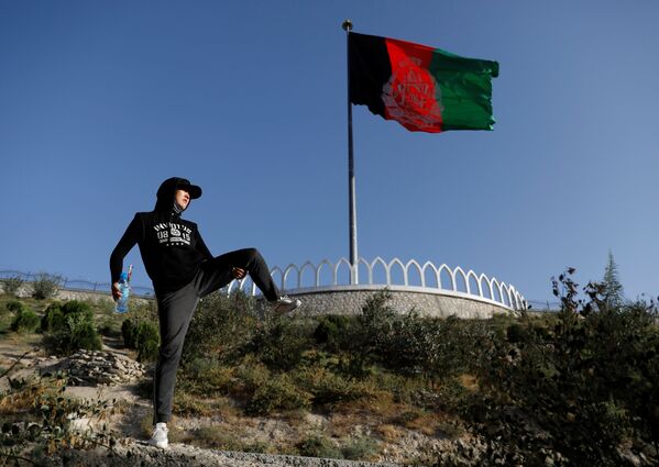 فاطمه سلطانی، دختر 18 ساله افغان هنگام تمرینات در کوه های اطراف کابل  - اسپوتنیک ایران  