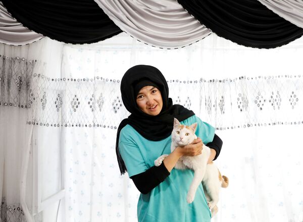 فاطمه سلطانی، دختر کوهنورد 18 ساله افغان در خانه اش در کابل  - اسپوتنیک ایران  