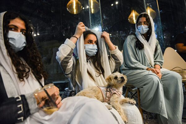 اولین کافه سگ‌ها «بارکینگ لات» در عربستان  - اسپوتنیک ایران  