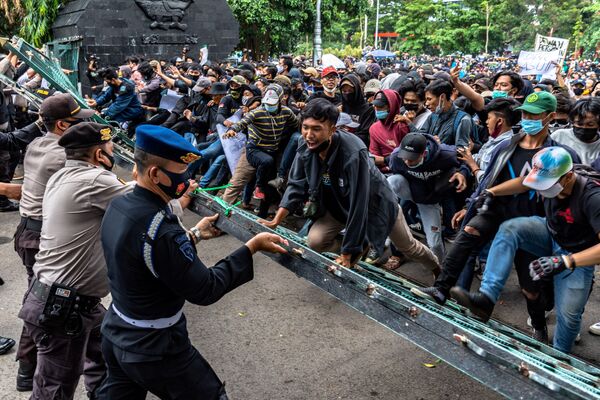 درگیری تظاهرکنندگان و پلیس در اندونزی - اسپوتنیک ایران  