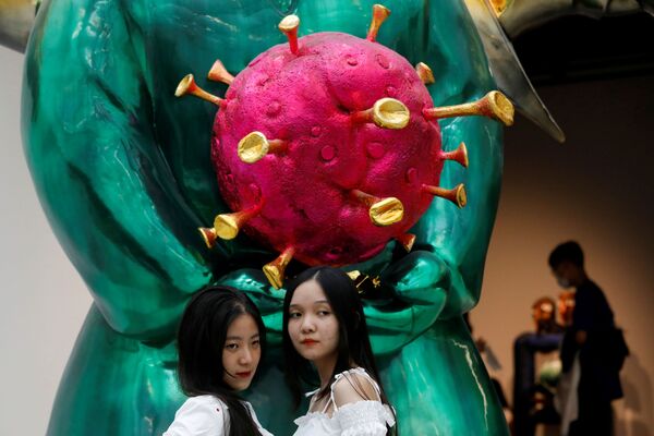 بازدیدکنندگان نمایشگاه مجسمه Land Genie هنرمند ویتنامی در هانوی - اسپوتنیک ایران  
