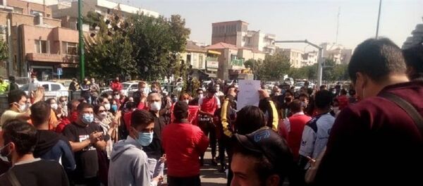 تجمع هواداران پرسپولیس مقابل مجلس شورای اسلامی - اسپوتنیک ایران  