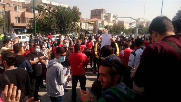 تجمع هواداران پرسپولیس مقابل مجلس شورای اسلامی - اسپوتنیک ایران  