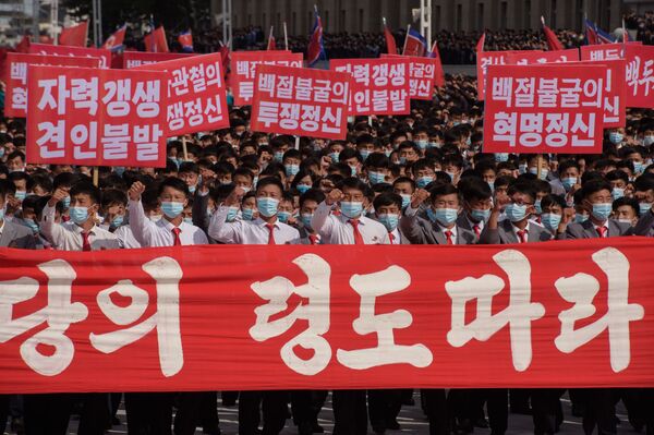 راهپیمایی چندین هزار نفره با ماسک در میدان کیم ایل سونگ در پیونگ یانگ به مناسبت آغاز کمپین ۸۰ روزه برای حمایت از هشتمین کنگره حزب کارگر کره که در ژانویه ۲۰۲۱ برگزار می شود.    - اسپوتنیک ایران  