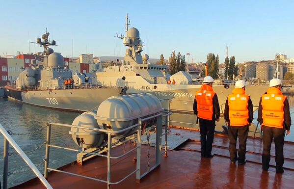 ورود ناو موشک انداز کوچک گراد سیویاژسک و قایق موشک انداز استوپینتس برای شرکت در رزمایش به دریای خزر - اسپوتنیک ایران  