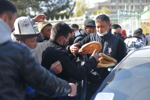 اهدای نان به شرکت کنندگان در راه پیمایی در نزدیکی هتل «ایسیک کول» در بیشکک - اسپوتنیک ایران  