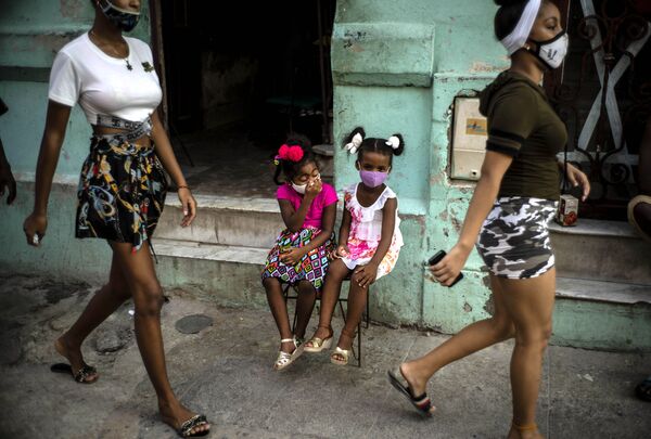 دختران با ماسک  در کوبا - اسپوتنیک ایران  
