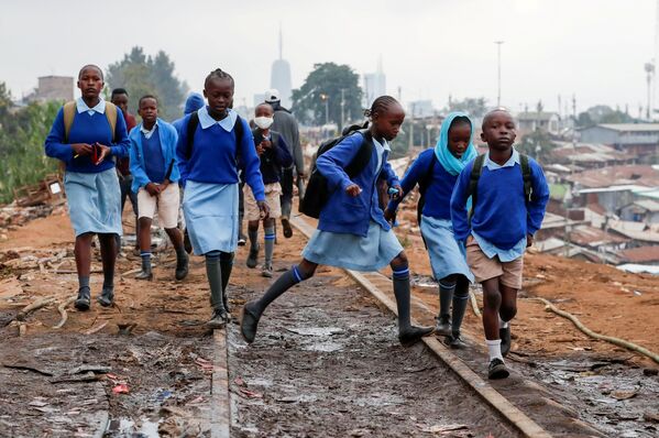 دانش آموزان در نایروبی کنیا از مسیر راه آهن به مدرسه می روند  - اسپوتنیک ایران  