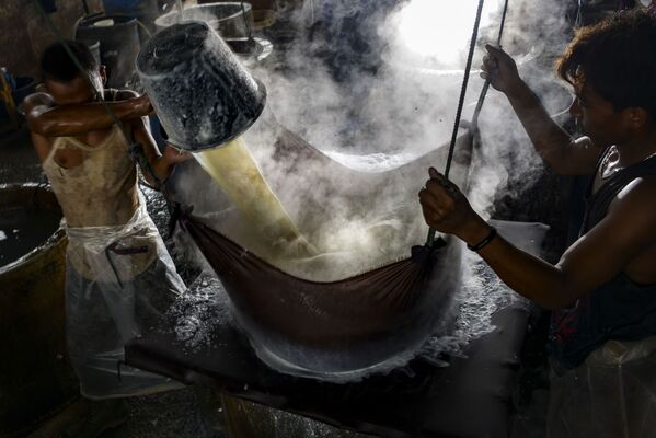 کارگران در اندونزی با سویا پنیر تفو درست می کنند - اسپوتنیک ایران  
