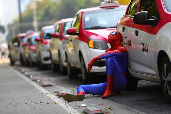 مردی با لباس مرد عنکبوتی کنار تاکسی در تظاهرات تاکسی ها علیه برنامه های درخواست تاکسی اینترنتی در مکزیک - اسپوتنیک ایران  