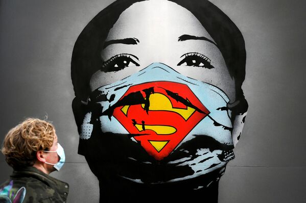 گرافیتی با طرح دختری با ماسک سوپرمن در آمستردام - اسپوتنیک ایران  