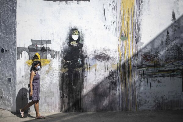 زنی با ماسک در کنار گرافیتی مونالیزا در مراکش - اسپوتنیک ایران  