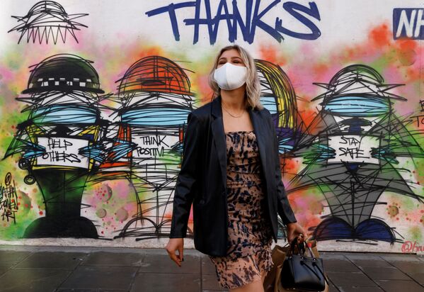 دختری با ماسک در کنار گرافیتی در لندن - اسپوتنیک ایران  