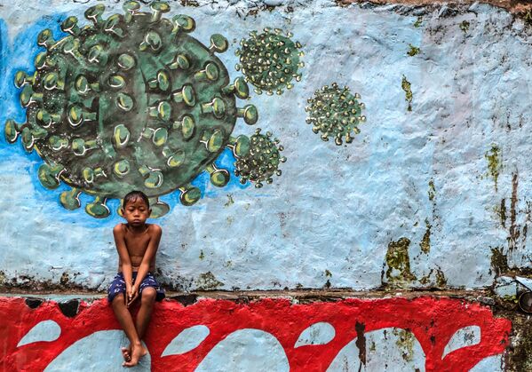 پسربچه ای در کنار گرافیتی در یاوا اندونزی - اسپوتنیک ایران  