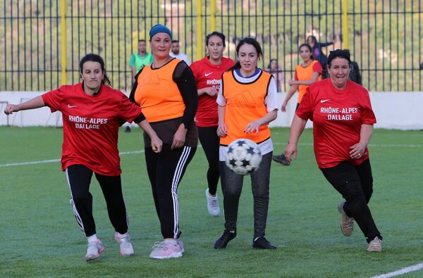 بازیکنان تیم فوتبال زنان در مسابقات تیمی در روستای ساحل الجزیره - اسپوتنیک ایران  