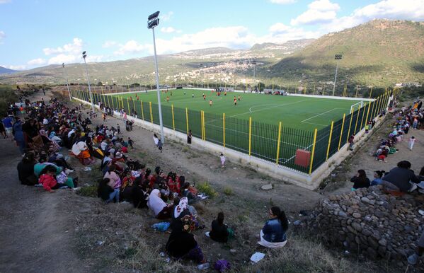  تماشاچیان مسابقات فوتبال زنان در روستای ساحل در الجزیره - اسپوتنیک ایران  