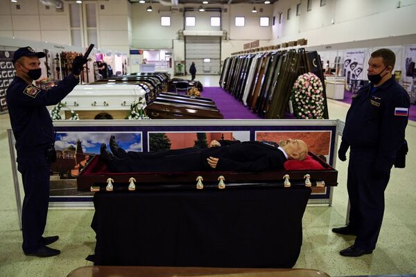 طراحی لباس برای تشییع جنازه در مسکو - اسپوتنیک ایران  