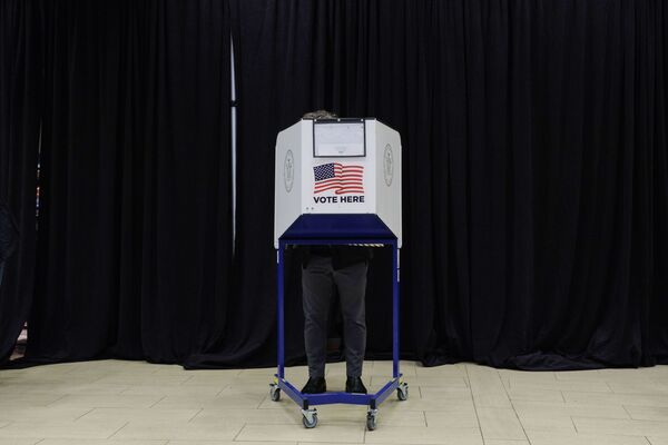 رای گیری پیش از موعد انتخابات ریاست جمهوری آمریکا در نیویورک - اسپوتنیک ایران  