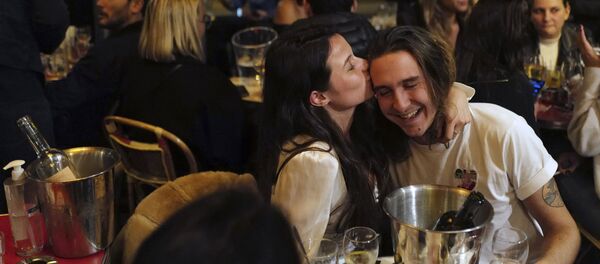 زوجی در یکی از رستوران های پاریس تا قبل از ساعت منع آمد و شد زوجی در یکی از رستوران های پاریس تا قبل از ساعت منع آمد و شد - اسپوتنیک ایران