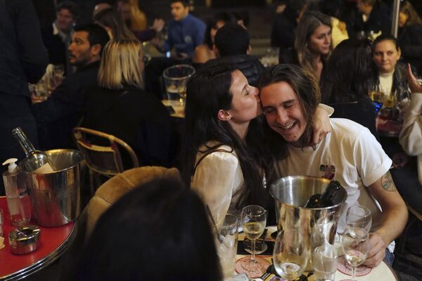  زوجی در یکی از رستوران های پاریس تا قبل از ساعت منع آمد و شد - اسپوتنیک ایران  