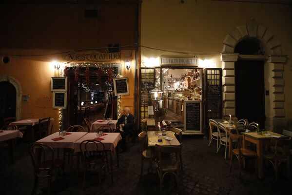 مردی در رستوران خالی در رم ایتالیا - اسپوتنیک ایران  