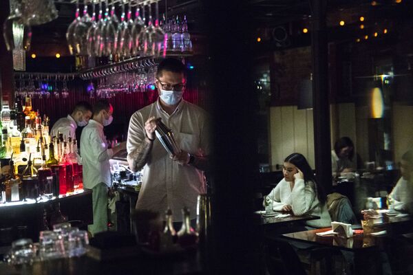 کارمند رستوران با ماسک در بار «استرلکا» مسکو - اسپوتنیک ایران  