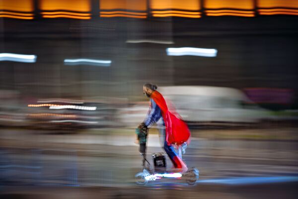 مردی با لباس سوپرمن در خیابان بخارست رونانی - اسپوتنیک ایران  