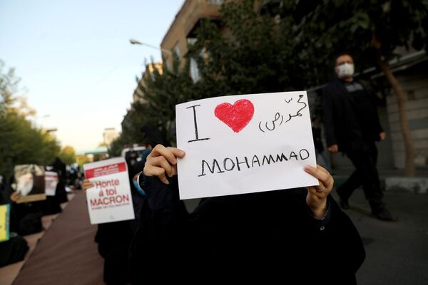 تجمع اعتراضی در مقابل سفارت فرانسه در تهران - اسپوتنیک ایران  