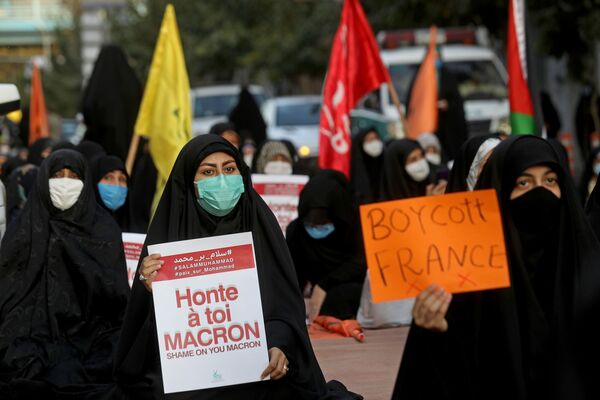 تجمع اعتراضی در مقابل سفارت فرانسه در تهران - اسپوتنیک ایران  