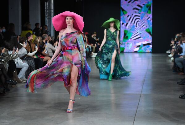 مدل ها با لباس مجموعه طراح  Julia Dalakian در هفته مدMercedes Benz Fashion مسکو - اسپوتنیک ایران  