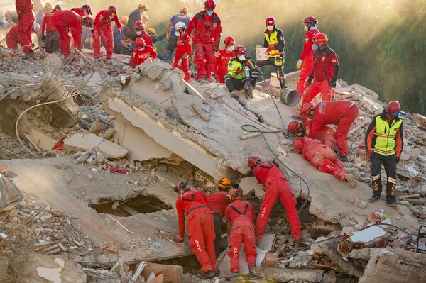 جستجوی زیرآوارماندگان زلزله ازمیر - اسپوتنیک ایران  