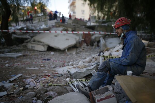 جستجوی زیرآوارماندگان زلزله ازمیر - اسپوتنیک ایران  