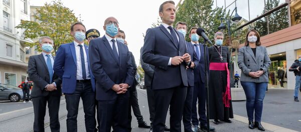 امانوئل ماکرون در زمینه حوادث فرانسه در مقابل خبرنگاران  - اسپوتنیک ایران  