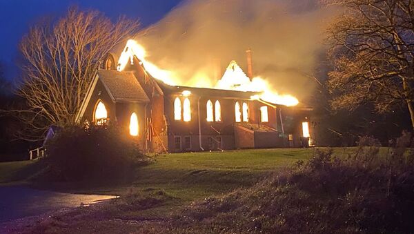 آتش سوزی در کلیسای کانادا - اسپوتنیک ایران  