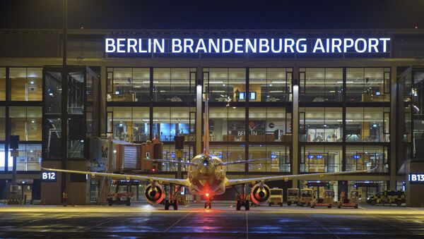 هواپیما در مقابل ساختمان جدید فرودگاه بین المللی برلین-بریندنبورگ در آلمان - اسپوتنیک ایران  