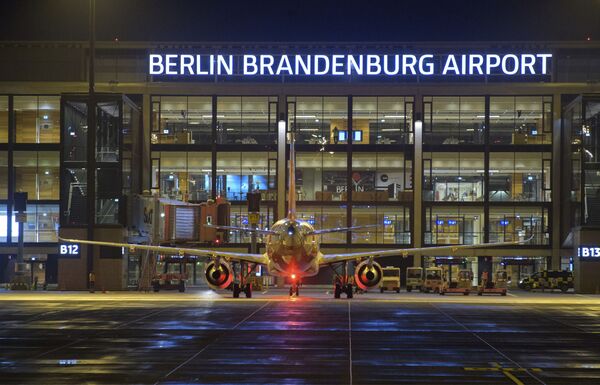 هواپیما در مقابل ساختمان جدید فرودگاه بین المللی برلین-بریندنبورگ در آلمان - اسپوتنیک ایران  